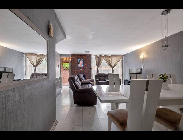 2 BEDROOM TOWNHOUSE FOR SALE IN WINDSOR WEST